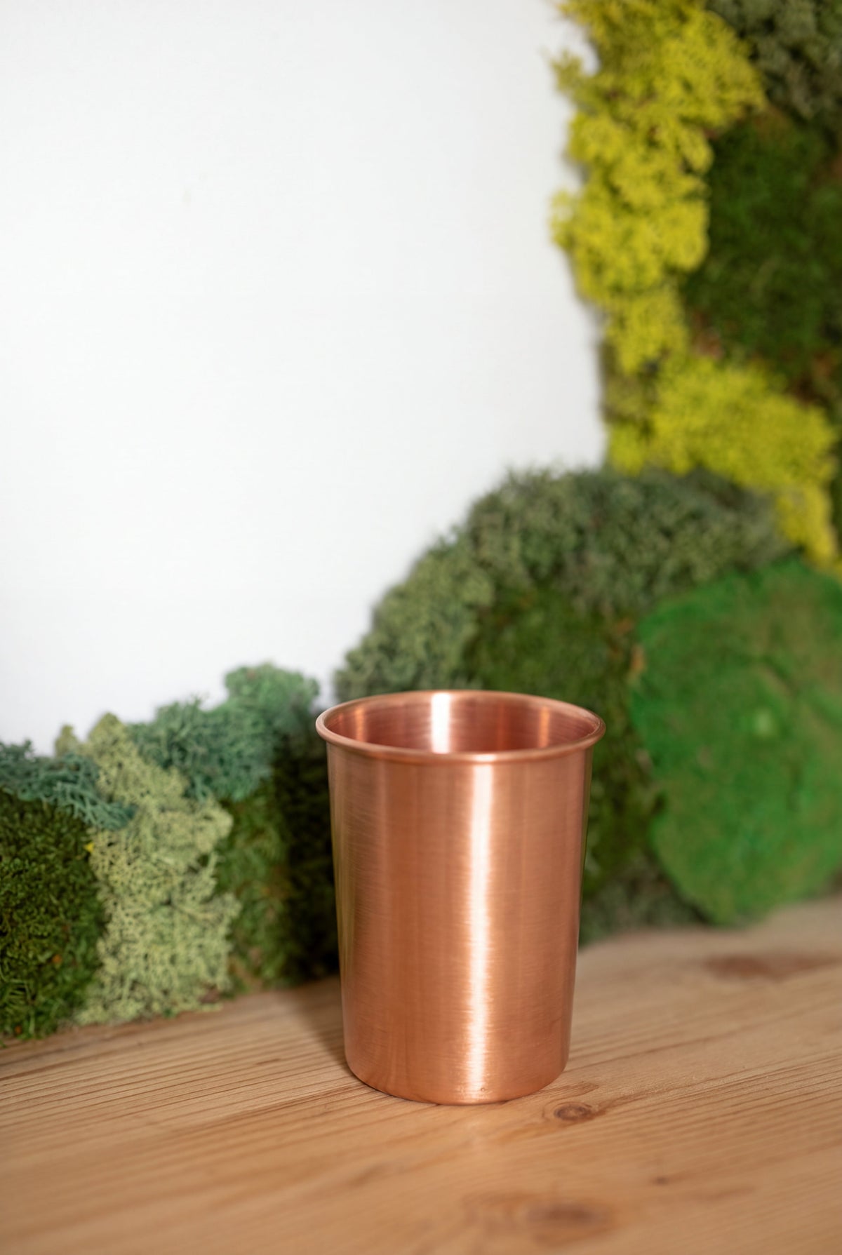 Kopero smooth cup on a wooden table