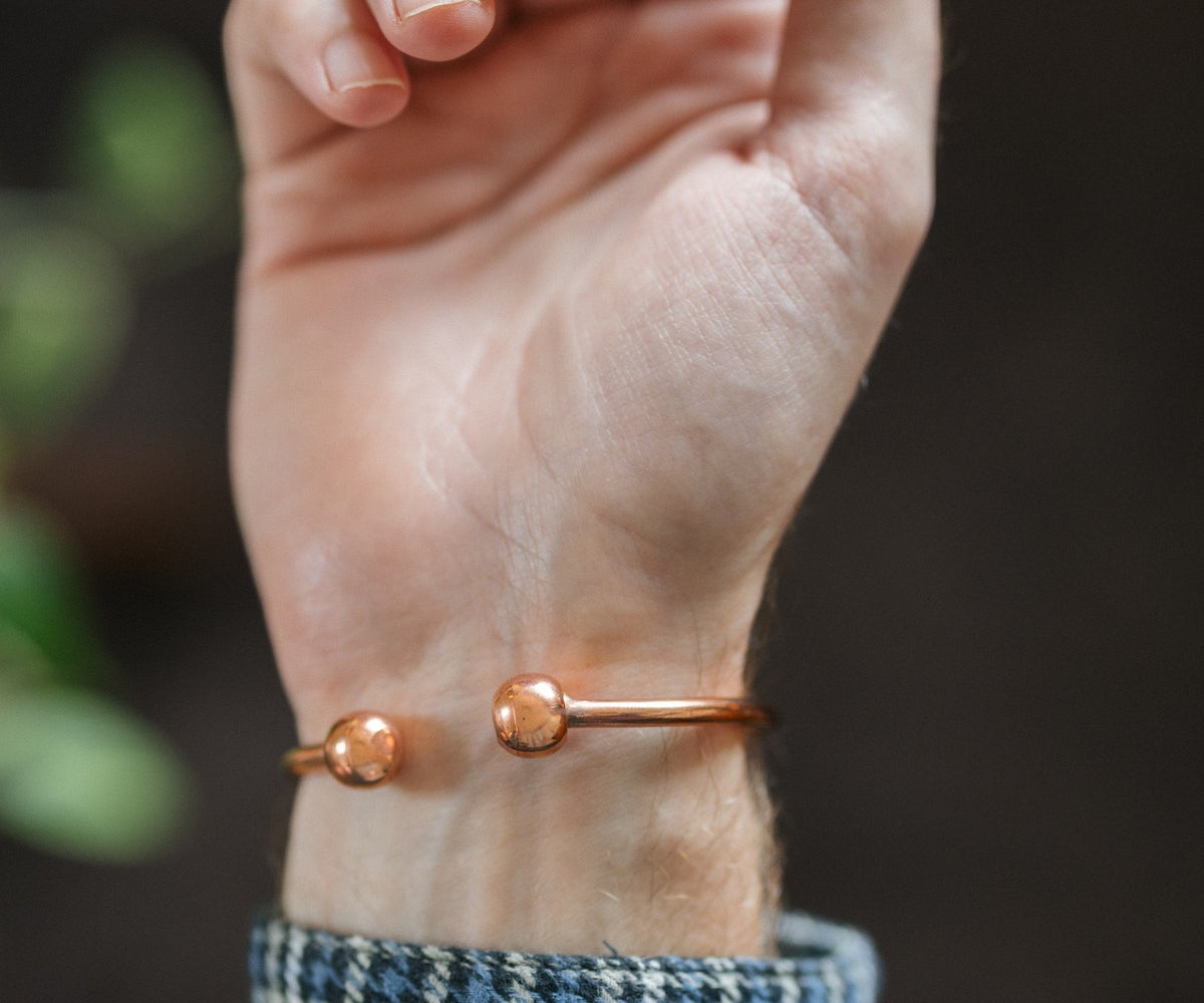 Copper bracelet with or without magnets: which do you choose?
