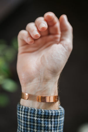 Kopero Copper Bracelet Smooth, on the wrist, with the hand open and the ends of the bracelet visible