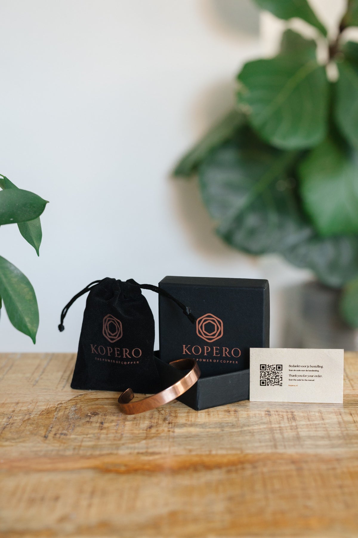 Kopero Copper Bracelet Smooth, with the black box, the velvet pouch and the thank-you card