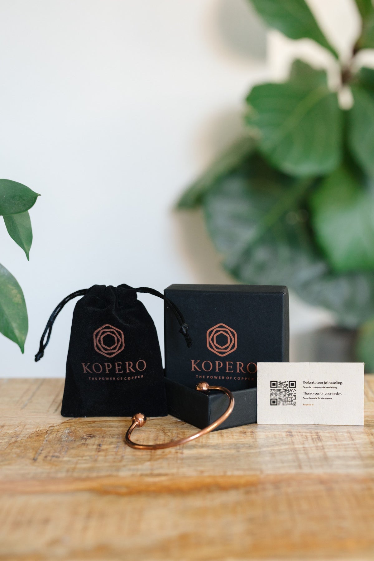 Kopero Copper Bracelet Round, with the black box, the velvet pouch and the thank-you card