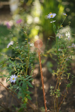 Kopero Electroculture 60 cm, one antenna among wildflowers in the garden