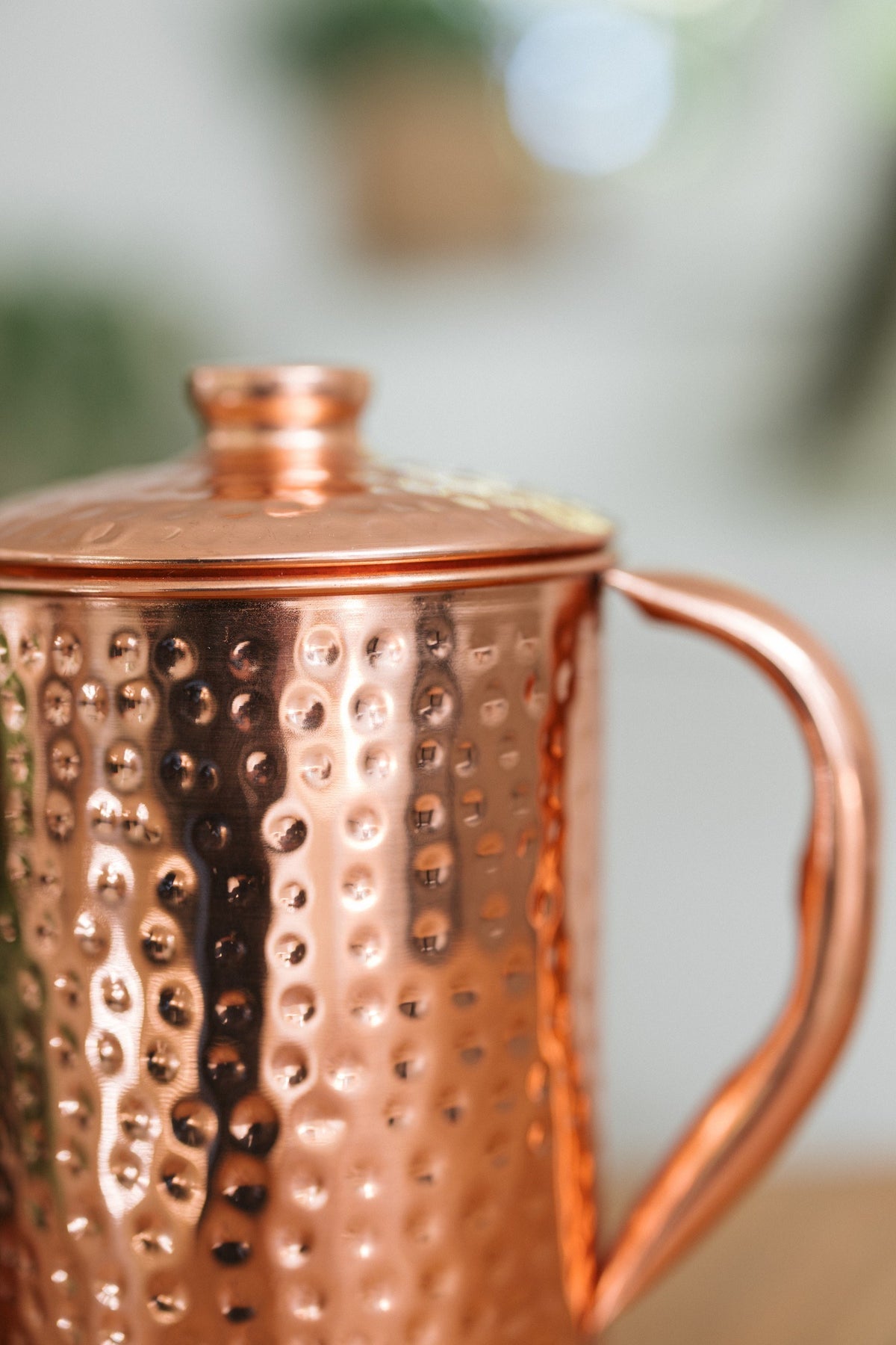 Kopero Copper Jug Hammered, close-up of the lid and the handle
