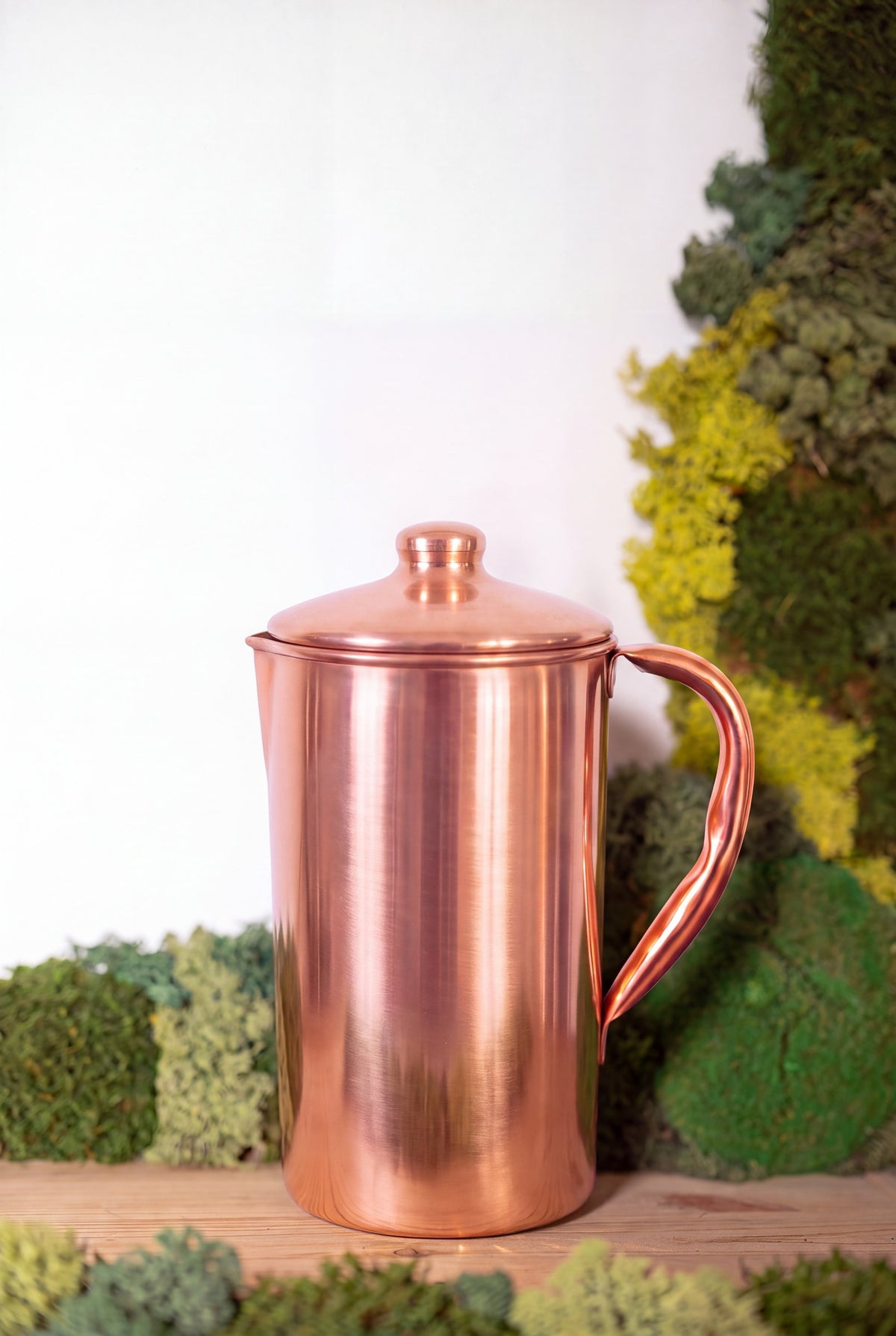 Kopero Copper Jug Smooth in front of a moss painting