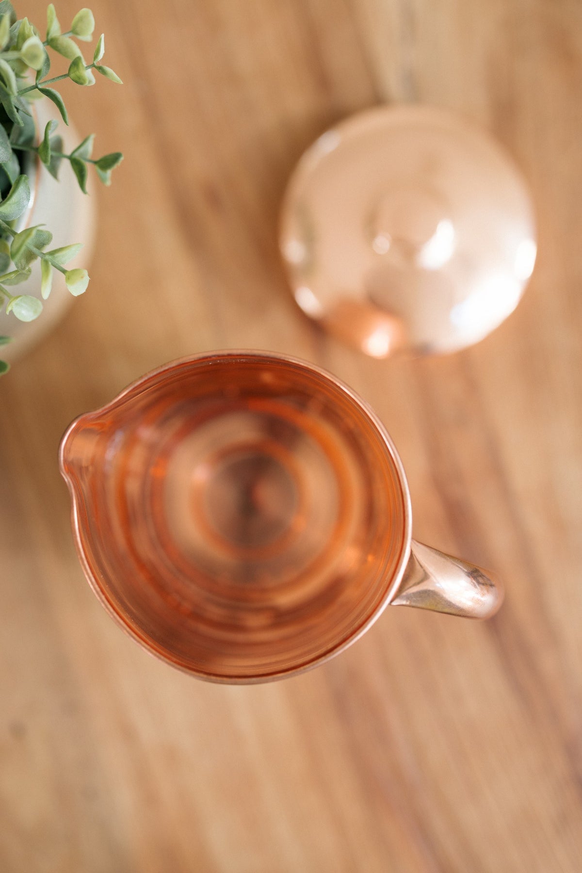 Kopero Copper Jug Smooth, seen from above: the open jug with the lid next to it