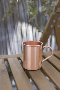 Kopero Copper Mug Smooth 400 ml on a wooden garden bench