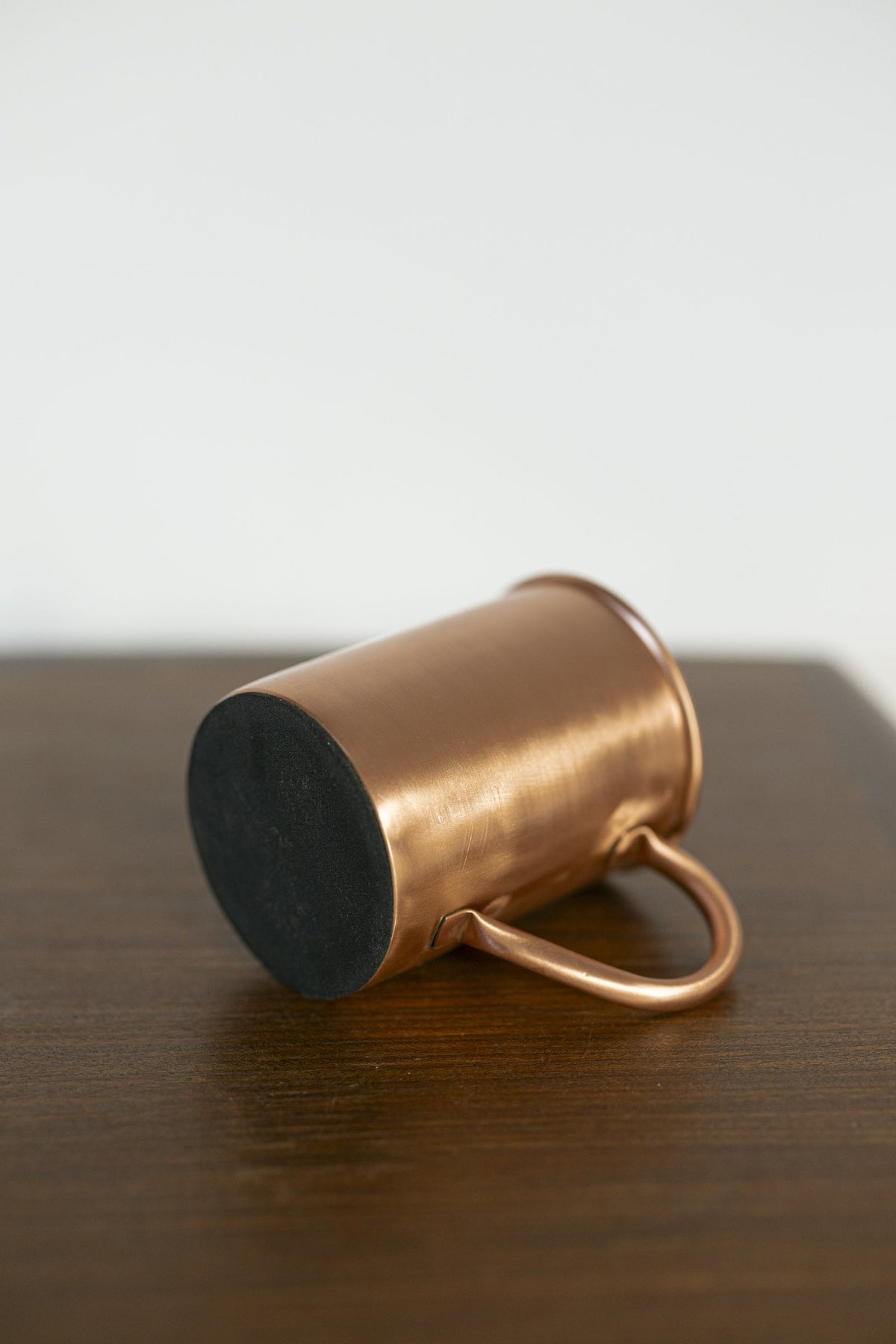 Kopero Copper Mug Smooth lying down, with the felt base visible