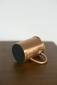 Kopero Copper Mug Smooth lying down, with the felt base visible