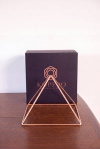 Kopero Copper Pyramid Energizer Smooth Large (23.56 cm) in front of the black Kopero gift box