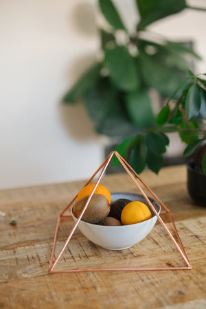 Kopero Copper Pyramid Energizer Smooth Large (23.56 cm), with a fruit bowl underneath