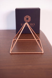 Kopero Copper Pyramid Energizer Smooth Small (14.56 cm) in front of the black Kopero gift box