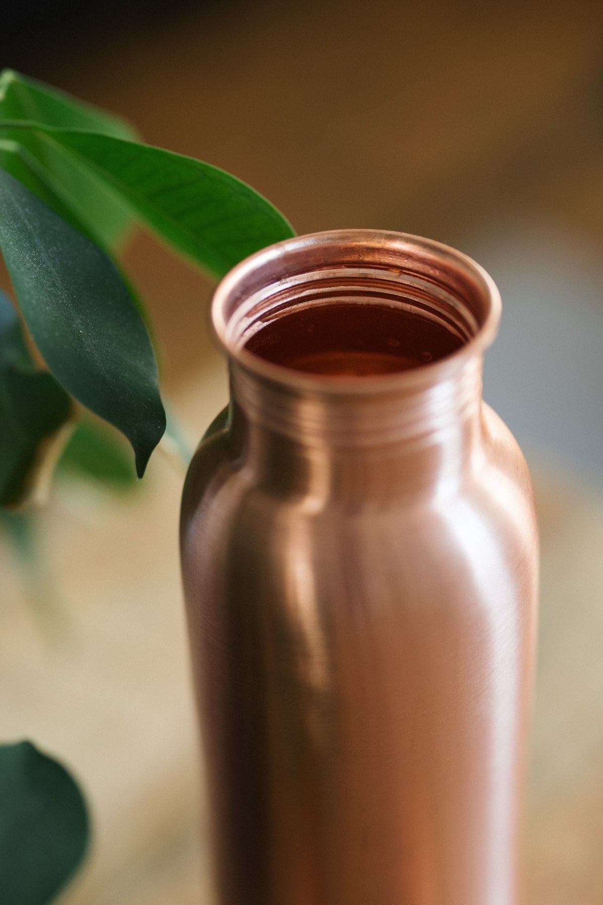 Kopero Copper Water Bottle Smooth, close-up of the open neck and the copper on the inside